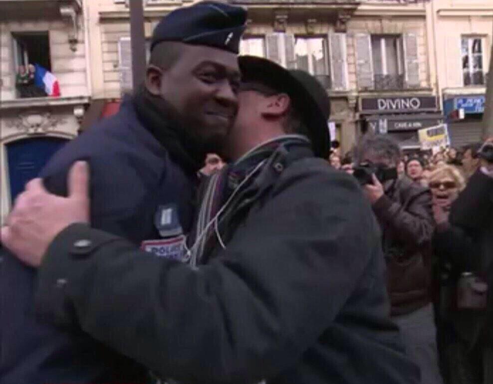 [MERCI] Forts de votre soutien, plus que jamais déterminés à assurer votre sécurité #JeSuisPolicier #CharlieHebdo