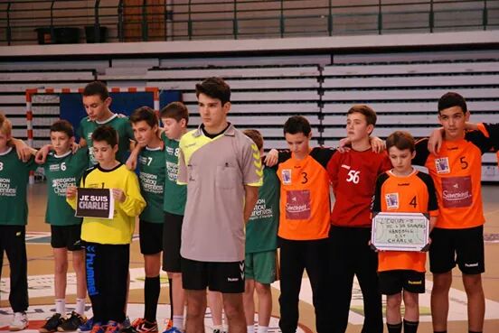 ussainteshb's tweet image. Minute de silence en ce dimanche historique avant @ussainteshand #Montguyon #15Gdep #JeSuisCharlie