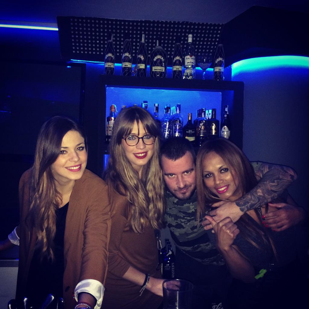 gabriellemedi15's tweet photo. @malu89303 @valmemarin14 Kely chupito aki!!! @Soho_501 vamossss!!! http://t.co/fpKFPkdDtQ