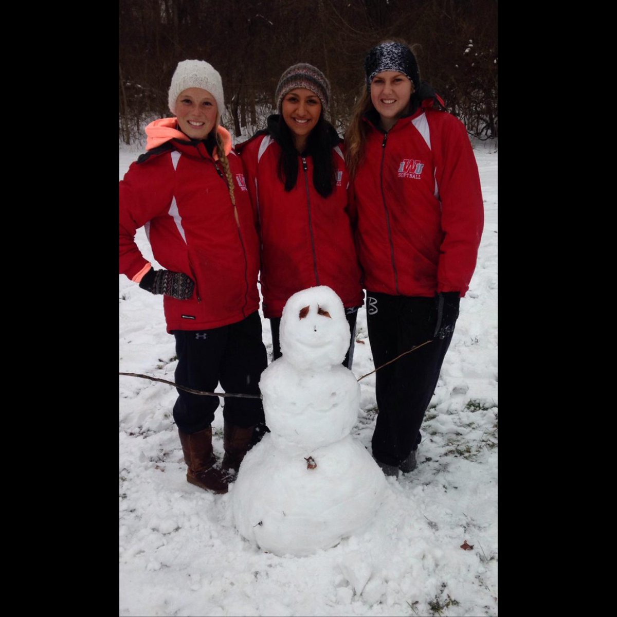 Janessa_Leanne's tweet photo. Do You Wanna Build A Snowman?!!(: ❤️😘❄️⛄️ #sundayfunday #snowman #lovethem #rideordie #dababes http://t.co/4oyTjFxQpF