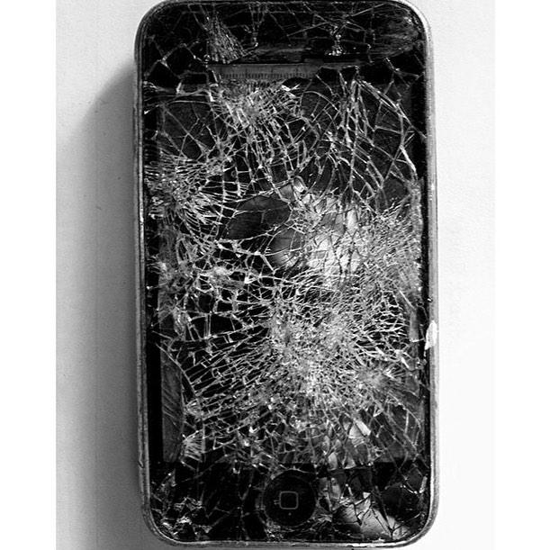 carmenptome's tweet photo. Por muy rota que parezca tu vida,siempre puedes recibir la llamada de un amigo. http://t.co/kaY7XMIYwF