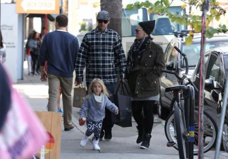 silviascanio's tweet photo. @Pink con @hartluck  e la figlia Willow a passeggio http://t.co/CF0O34omnW