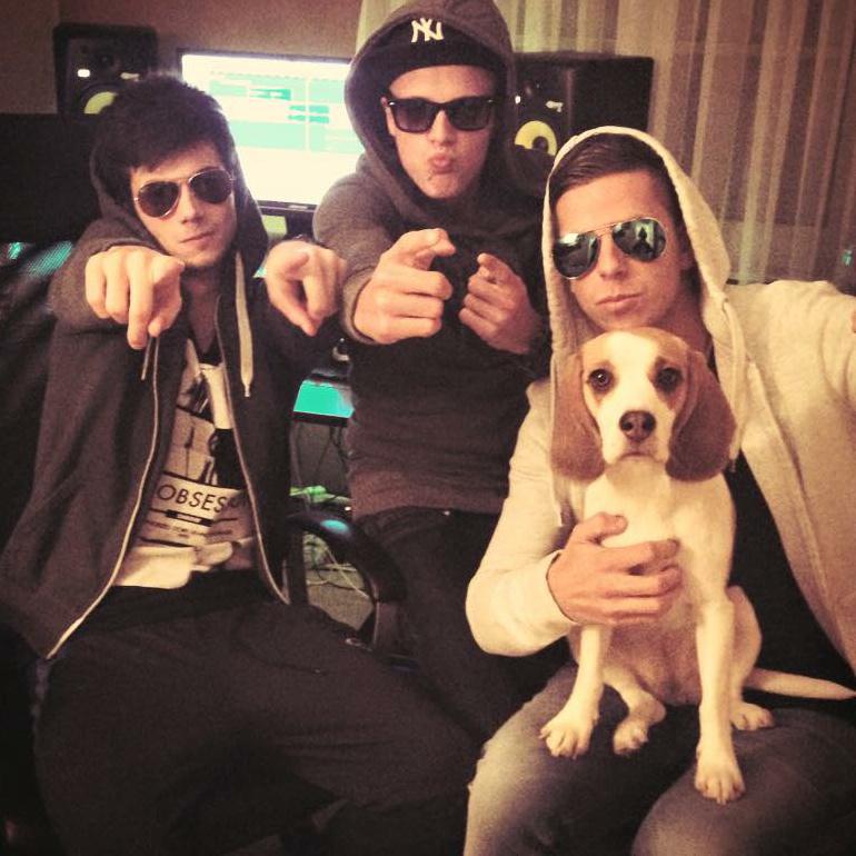 #AkyToxiRiderz in the studio. 
Yo, got some glasses? Fcouz
Homebro'z going wild :D #dj #mc
<a href="/AkyraDj/">Akyra</a> <a href="/LowriderzMusic/">L O W R I D E R Z ✖️</a>