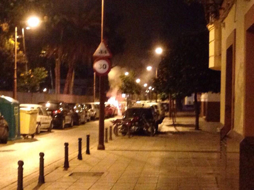 miguelitosc9721's tweet photo. Calle Betis,Evangelista  y Ardilla ardiendo que coño pasa en triana?? http://t.co/eT6NchytBU