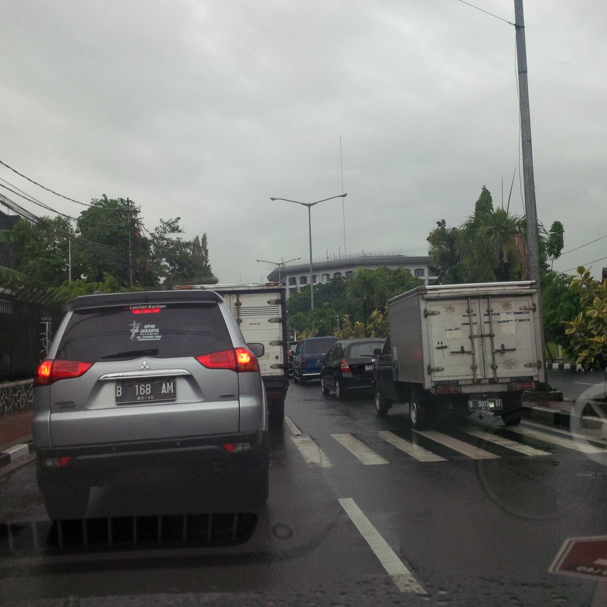 15:16 Lalu lintas dari dpn sekolahan Budi Utomo arah ke Lap. Banteng padat   (Photo:<a href="/Leo_Imannuel/">Leo Imannuel</a>)