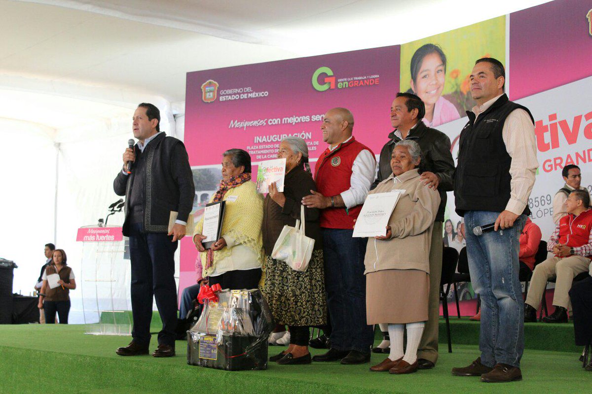 SEDESOLOFICIAL's tweet photo. El delegado @EdmundoRanero acompañó al gobernador Eruviel Ávila al evento 10 Acciones para la Mujer en Huixquilucan http://t.co/3n4BtehOJn