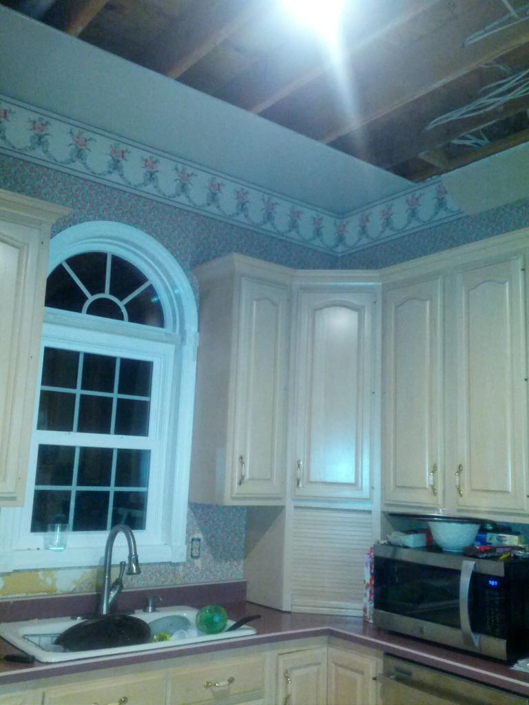 csbenton28's tweet photo. @nicolecurtis I hate wallpaper too!! http://t.co/pHxUFWkeZM