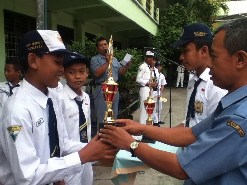 SMPN7_SBY's tweet photo. Penyerahan piala classmeet http://t.co/eJr8eusiOo