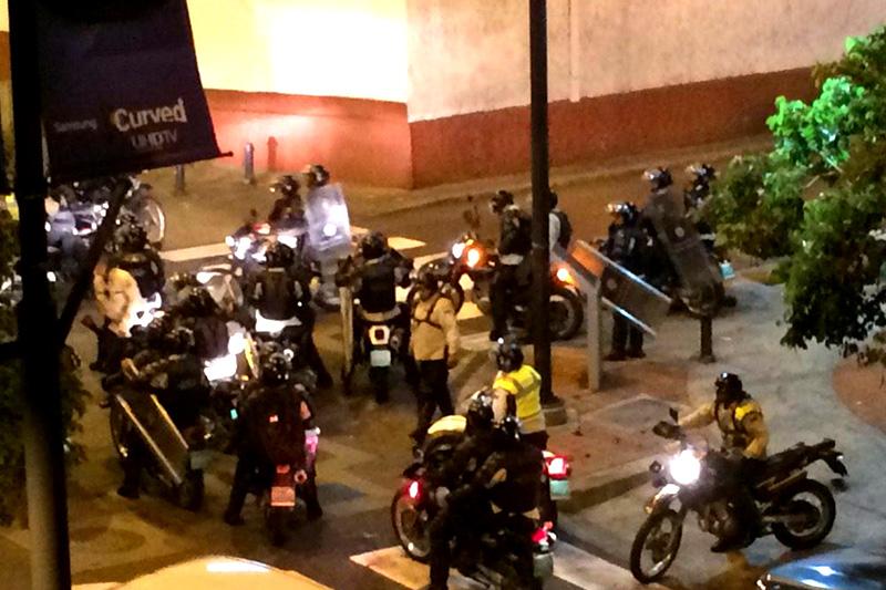 maduradascom's tweet photo. ¡VENEZUELA YA NO AGUANTA! Manifestantes protestan en Chacao, PNB reprime con lacrimó  http://t.co/CFnWM4TZie http://t.co/BBJwsbiVVF