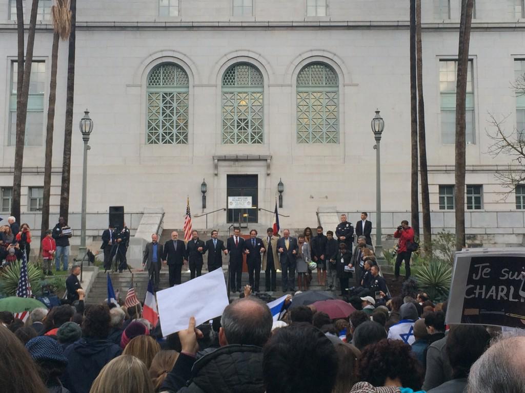 adriennejan's tweet photo. A Los Angeles aussi nous sommes Charlie, nous sommes policiers et nous sommes juifs #weareCharlieinLA http://t.co/4cn3wD7oVX