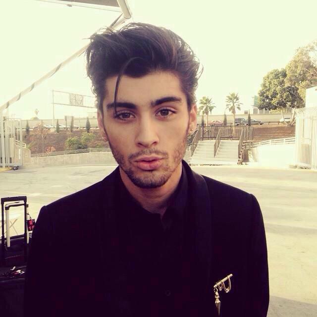   HAPPY BIRTHDAY TO THIS GORGEOUS PERSON AKA ZAYN MALIK           