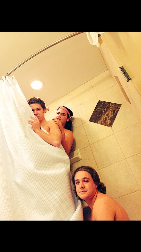 dom_cerise11's tweet photo. Caught in the act 🚿 #dfourphoto http://t.co/rlkPbI8hPS