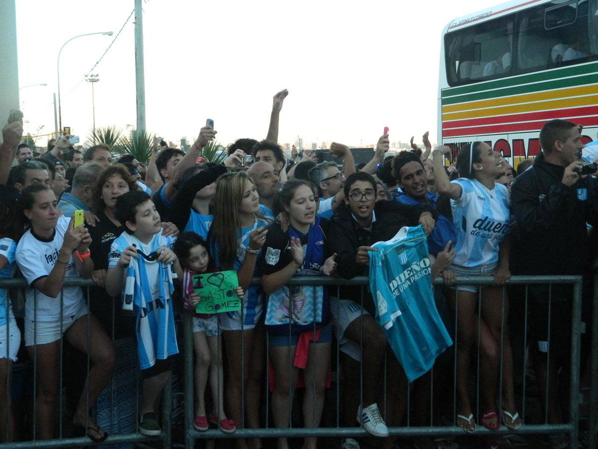 RacingClub's tweet photo. FUTBOL: Así fue la llegada de Racing a Mar del Plata. http://t.co/REcjfHP43H