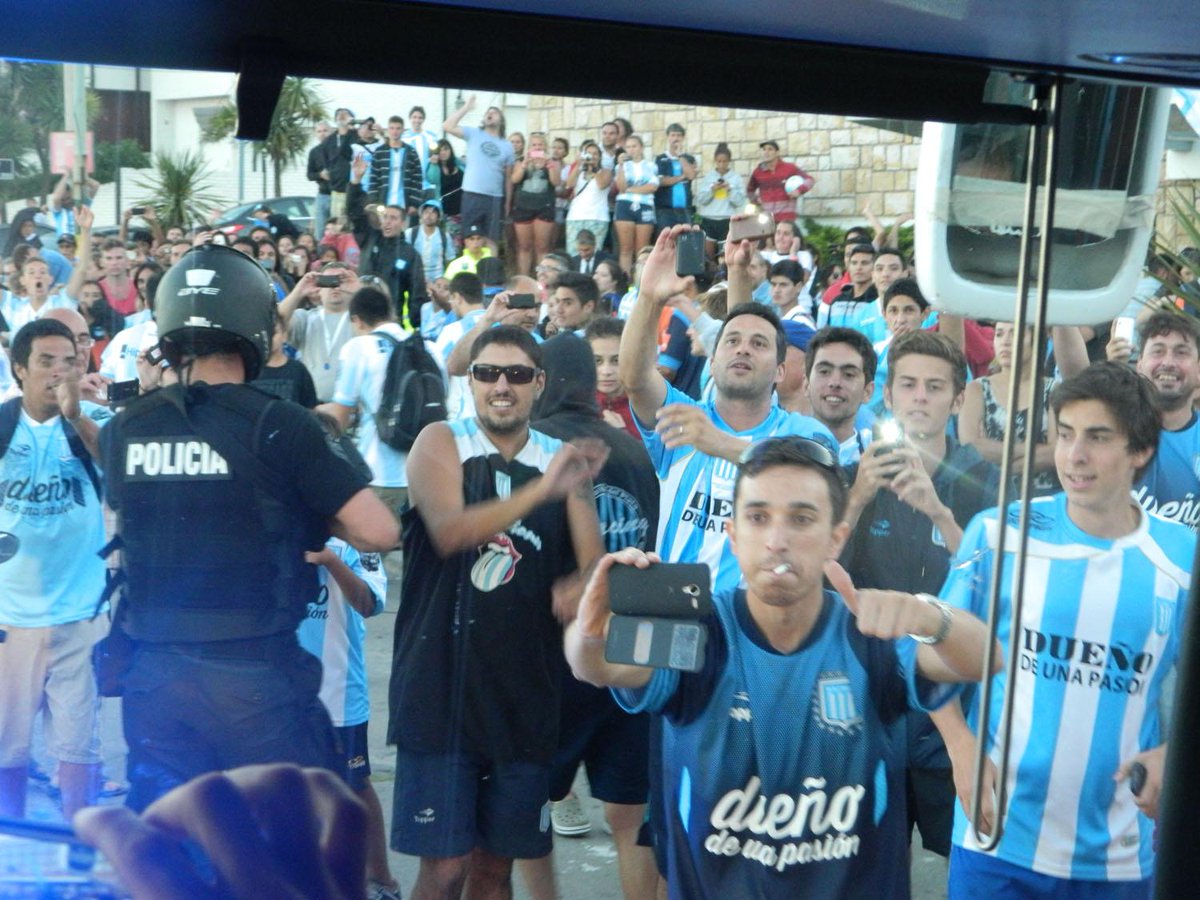 RacingClub's tweet photo. FUTBOL: Así fue la llegada de Racing a Mar del Plata. http://t.co/REcjfHP43H