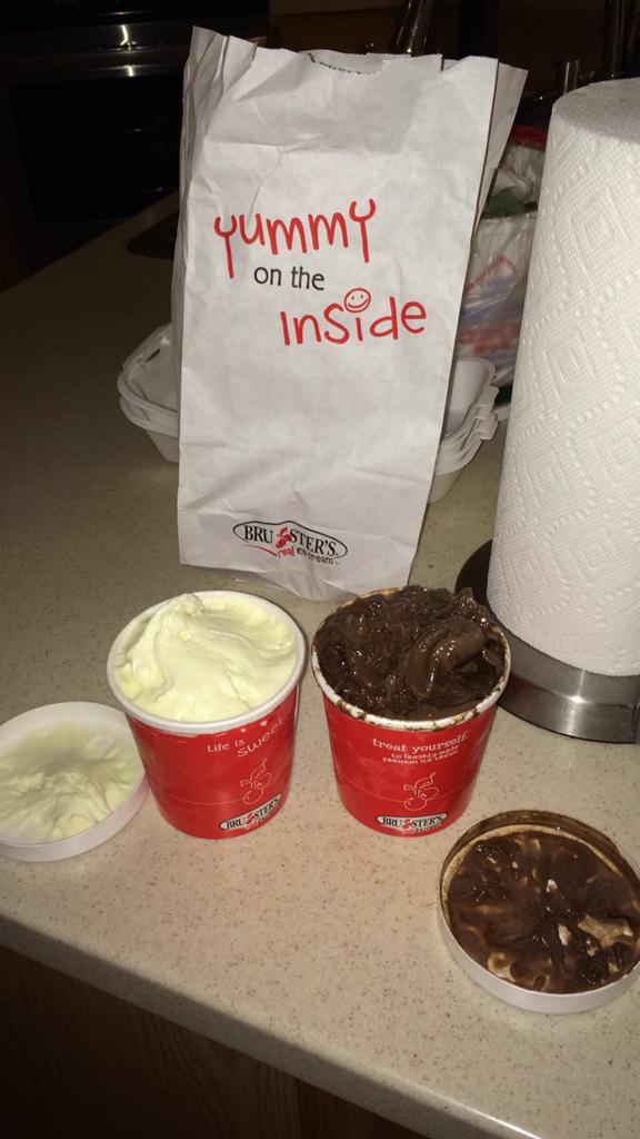 lparrillarocks's tweet photo. Ice cream in like 20 degree weather? Yes please 🍦 #thecoldneverbotheredme ❄️ http://t.co/ezOiqkpPMu