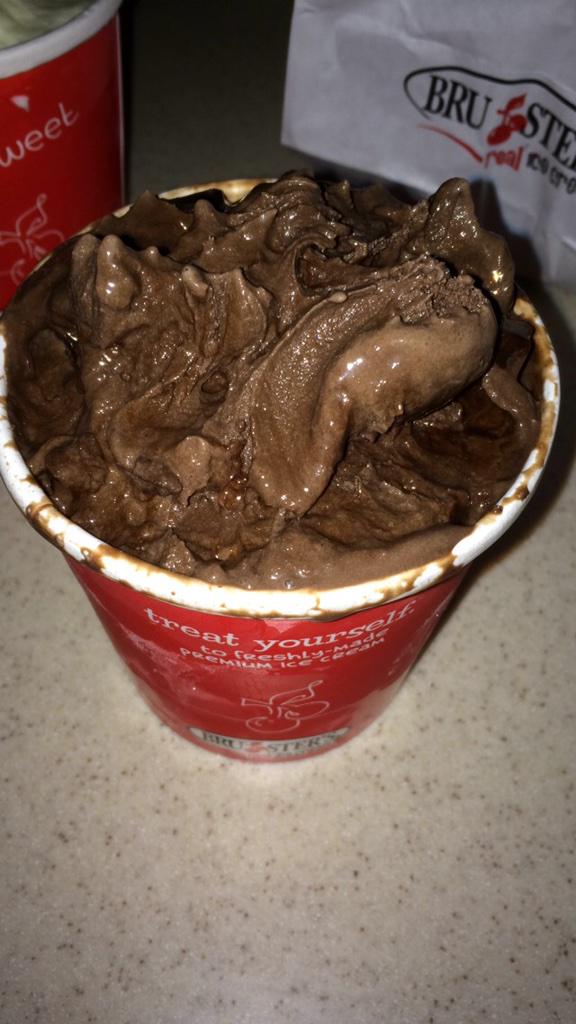 lparrillarocks's tweet photo. Ice cream in like 20 degree weather? Yes please 🍦 #thecoldneverbotheredme ❄️ http://t.co/ezOiqkpPMu