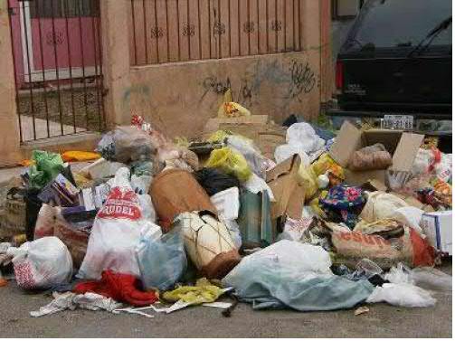 AlfredoSite's tweet photo. Calles del distrito de LA VICTORIA LLENO de BASURA. Peligro de salubridad #alertanoticias @munilavictoria http://t.co/VIrAMxk4ik