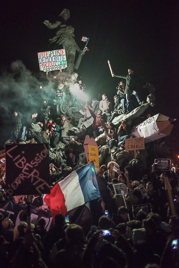 EnzaMarie's tweet photo. ...la Liberté, hier, comme un air de... Delacroix ! http://t.co/9AiTj71eZg