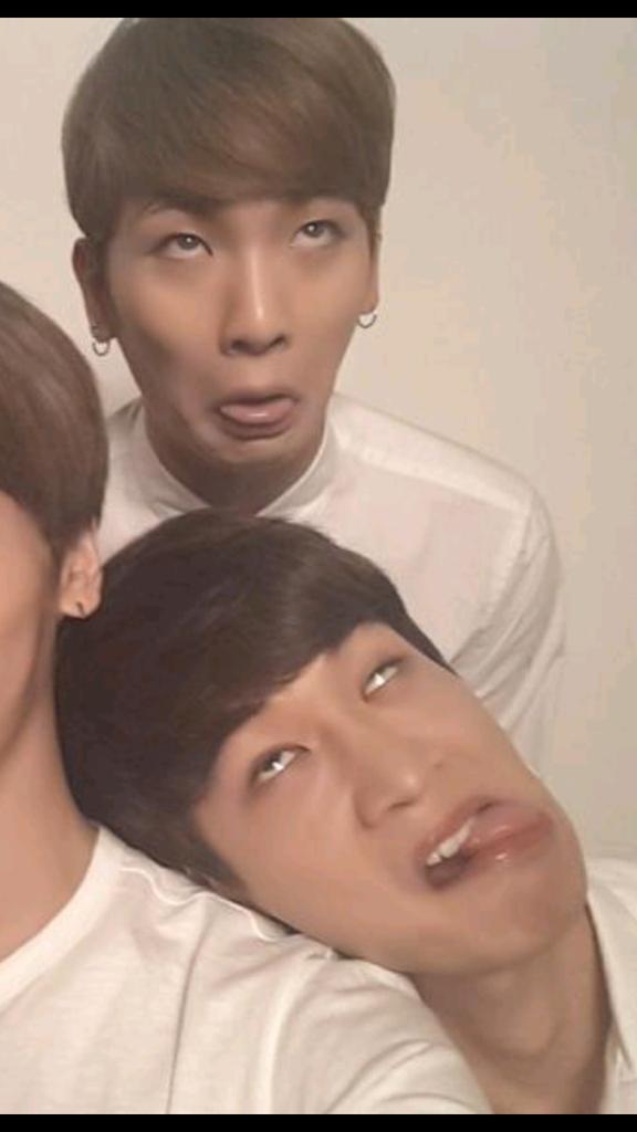 Yulkyr89's tweet photo. “@realJjonghyun_: hi, the real visual. whatta great pose ever *thumbs up* http://t.co/kSiARvOBWB”omg minhoo