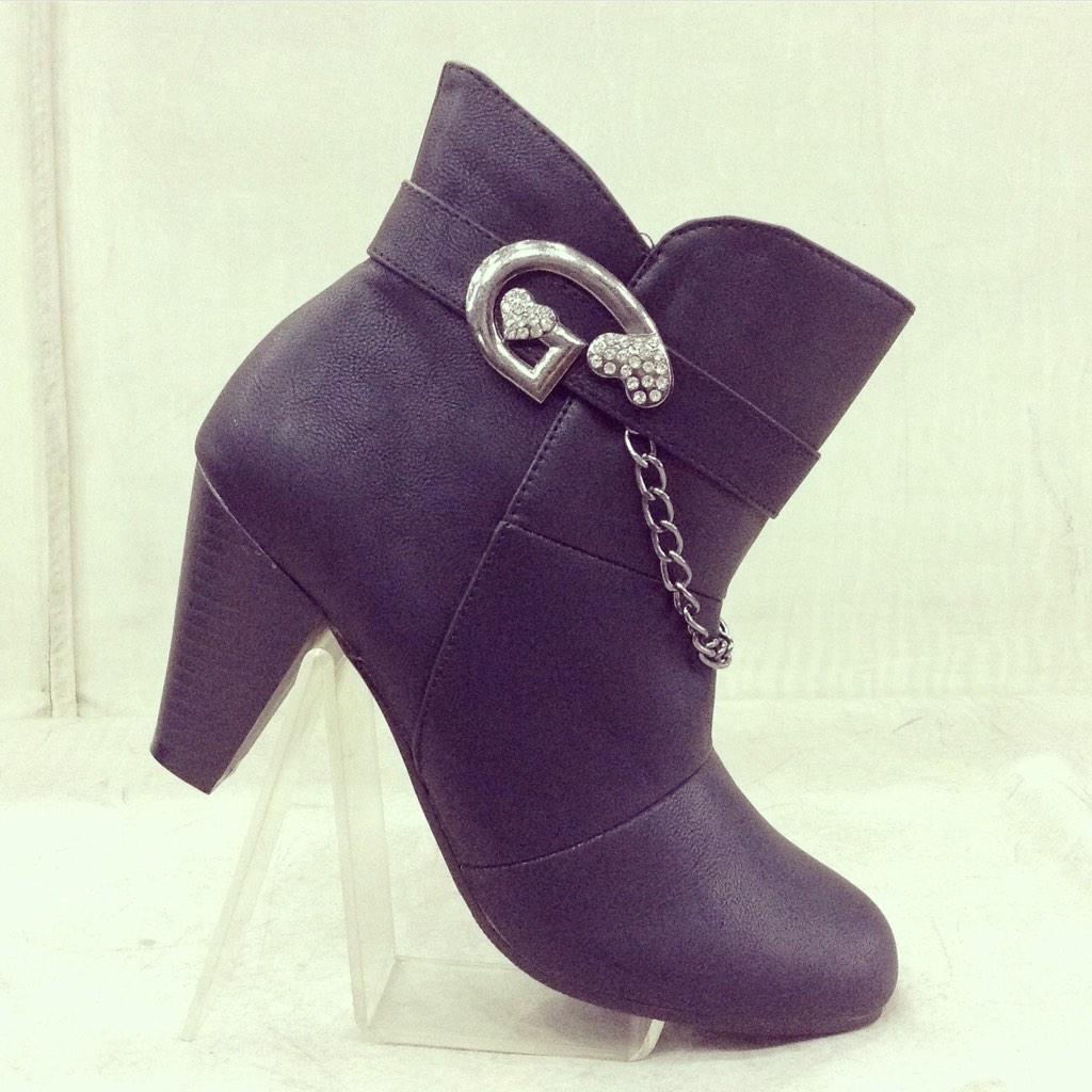 NOVELTYSHOESTUD's tweet photo. http://t.co/NKiWRRLlbh