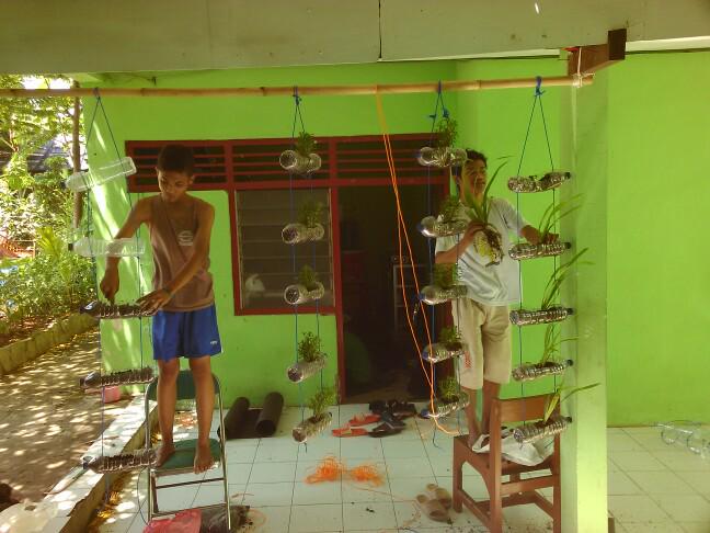 karmillaputri's tweet photo. Semangatt!! Semoga bisa terus mengadakan kegiatan yang bermanfaat yaa "@Girinata_6: pemuatan tirai GVK #Green_Nata http://t.co/o2TehBLqSQ"