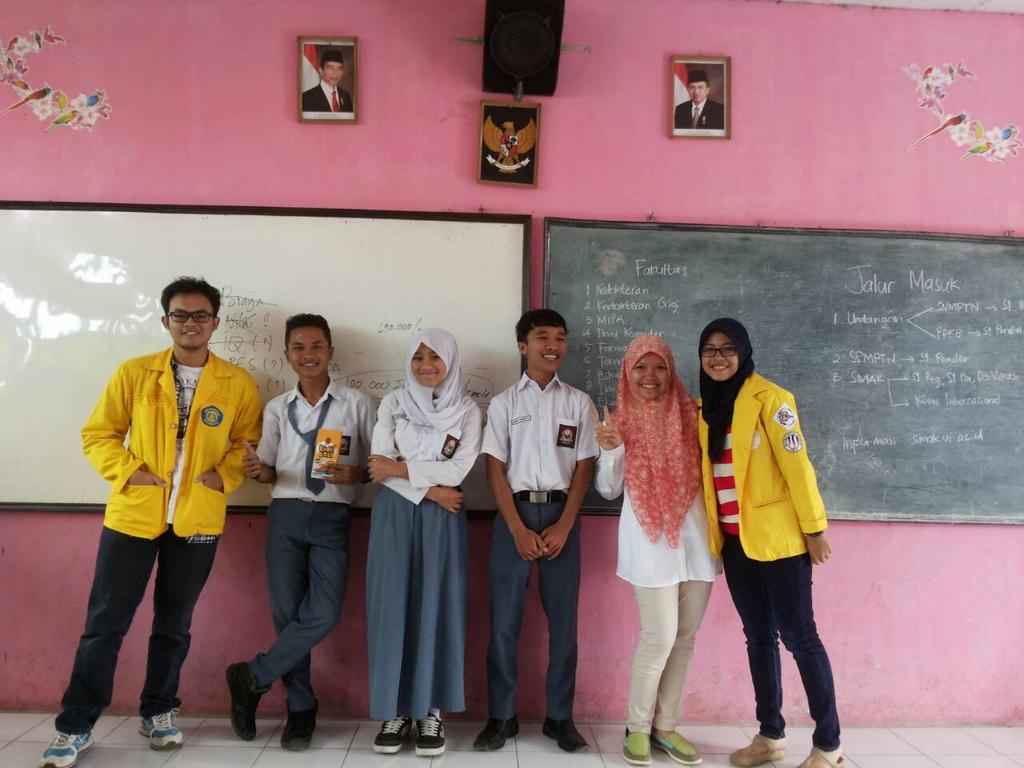 rampes_garut's tweet photo. Ih kalian meni semangat bgt SMA 9 Garut. Pd ikut kuis yg dikasih kakak2nya :D terimakasih @SMART_UI &amp; @lidigeli_ID ^^ http://t.co/4WK6pged2L
