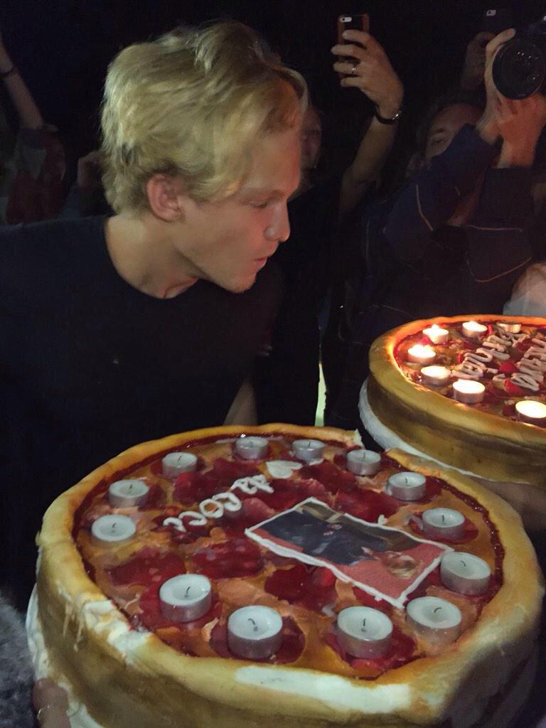  Happy birthday Baby    \" Cody Simpson con la tarta que le regaló Miley & Patrick. 