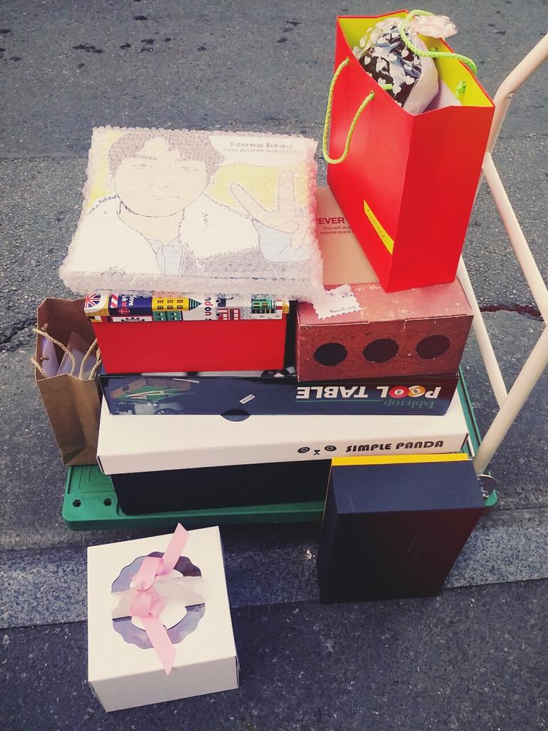 무사히 생일 선물 전달이 완료되었습니다!
오늘 숙소로 매니저님이 가져가신데요^^
선물 보내주신 모든 분들 감사드립니다!!