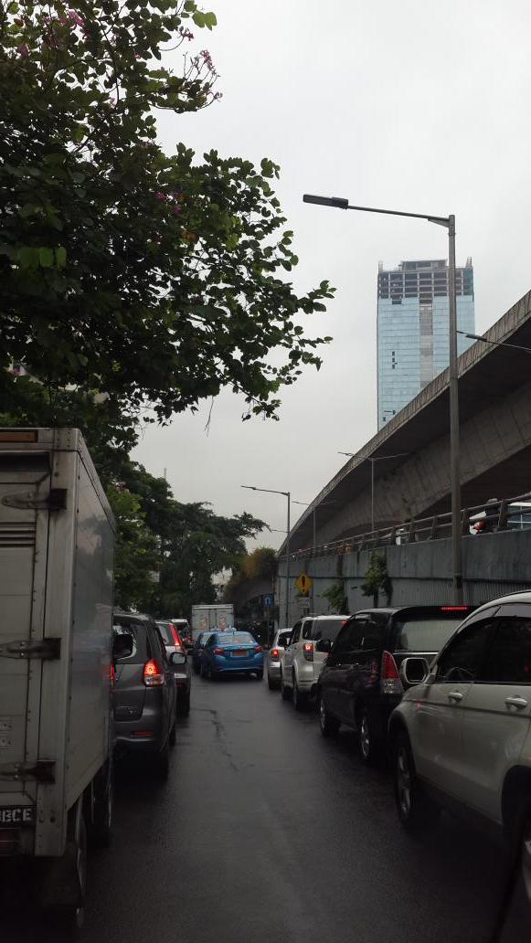 15:15 Lalu lintas dari U-turn kolong depan Manulife arah Ambasador  &amp; Casablanca padat  (Photo:<a href="/1n4ll/">ain ain</a>)