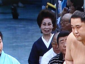 Yuki Coco 箱根駅伝の青学の神野大地選手の祖母がテレビで話題になっていたけど なんだか見たことある顔でずっとモヤモヤ 今朝 やっと頭の中で一致した 相撲ファンならわかるはず いつも名古屋場所のマス席に座っているマダムだ Sumo Http T Co Yuki Coco 箱根駅伝の青学の神野大地選手の祖母がテレビで話題になっていたけど なんだか見たことある顔でずっとモヤモヤ 今朝 やっと頭の中で一致した 相撲ファンならわかるはず いつも名古屋場所のマス席に座っているマダムだ Sumo Http T Co