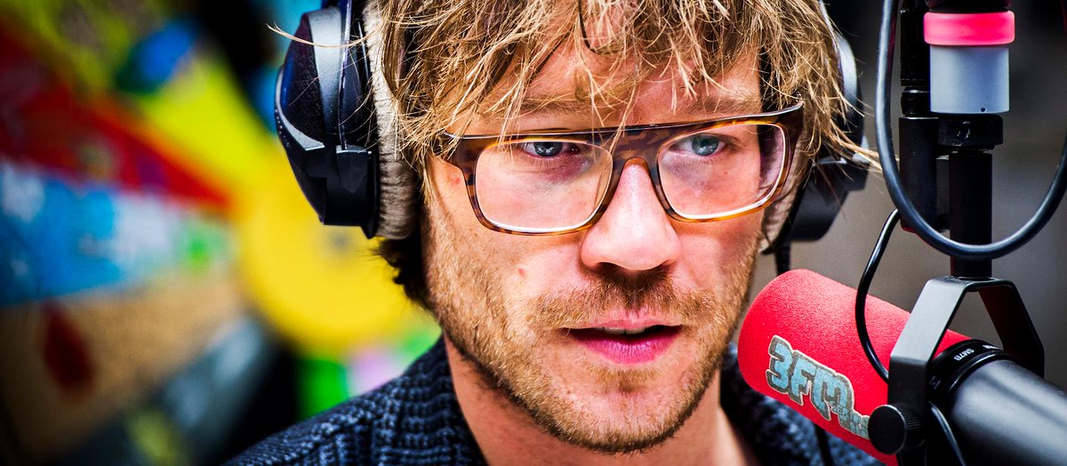 Video: Giel Beelen barstte vanmorgen live op de radio in tranen uit om gebeurtenissen Parijs. rtlnieuws.nl/boulevard/vide…