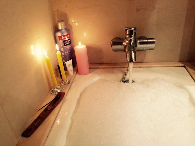 Relax time 👸💝💄💖💋 http://t.co/lloNE61MHa<a href="/tag/keepcalmtrendy"class="tags"><span>#keepcalmtrendy</span></a>
