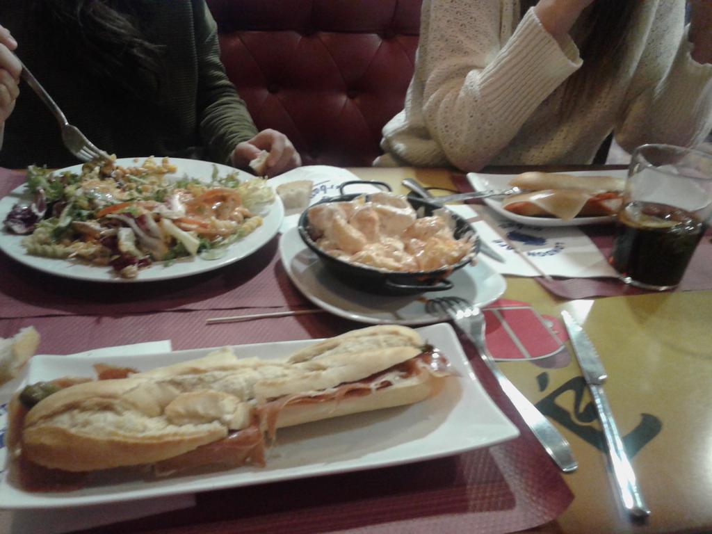 SoniaLacanal's tweet photo. Buena comidita x el cumple d la pedorri d @Jen93najera nueva incorporación a los 2pstitos jajaja @itzi_91 @nekane10 http://t.co/rjt0eZsqc1