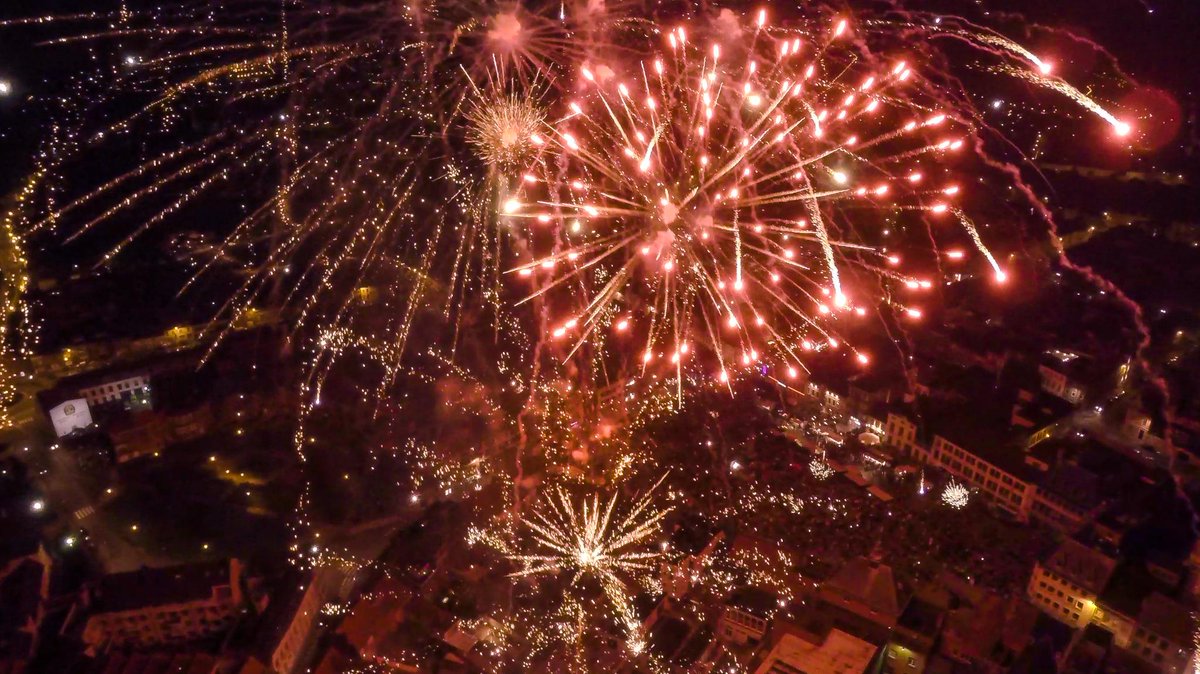 GevaertPascal's tweet photo. Inside the fireworks http://t.co/AboZBJZLkJ #ronse #fireworks #drones #fireworkpeople #photography #aerialphotography http://t.co/AidBaLxAwS