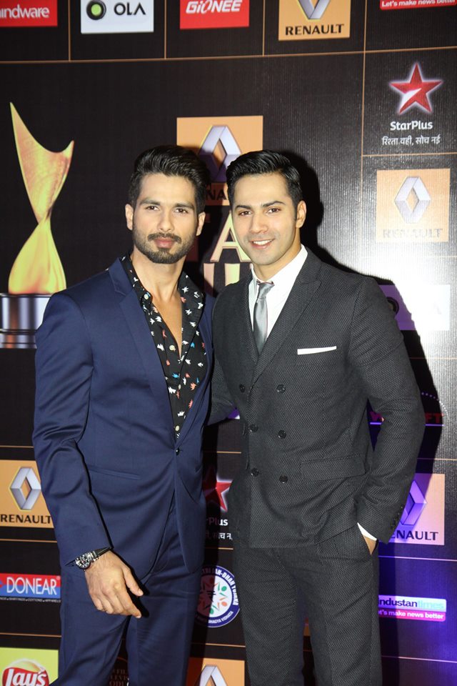 cacaspeed's tweet photo. "@Shahid_Loverz: HD Untagged Pic ~ Super-Duo @shahidkapoor & @Varun_dvn at #ScreenGuildAwards #RedCarpet http://t.co/DZIsm6NdGn"