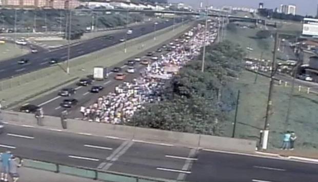 g1saopaulo's tweet photo. TEMPO REAL: Protesto de metalúrgicos provoca bloqueios na Anchieta http://t.co/gaZVajJMl6 #G1 http://t.co/2zePxstdSm