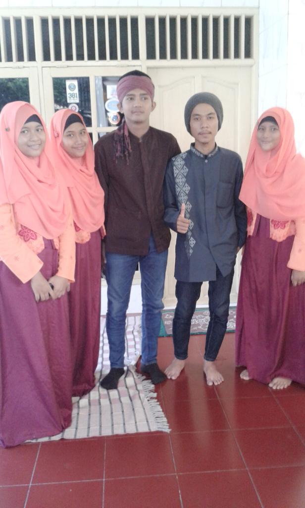 SRamadila's tweet photo. @GalauBand_ID maksih ya udh menghibur warga di pondok cabe dengan lagu2 religi'a. (y)♥ http://t.co/xcx8g5hlej