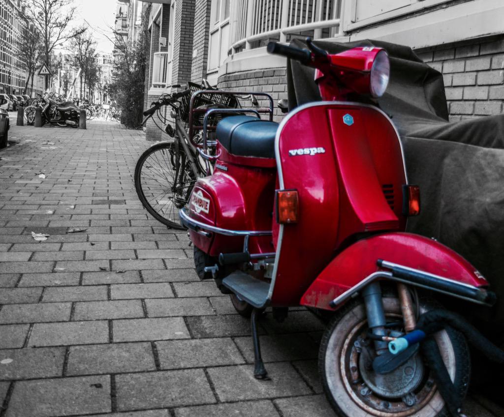 LotteSmit's tweet photo. Forever popular... #VESPA #Amsterdam #Classic #Italiano #ItalianStuff #StreetStyle http://t.co/wDGCpwly9A