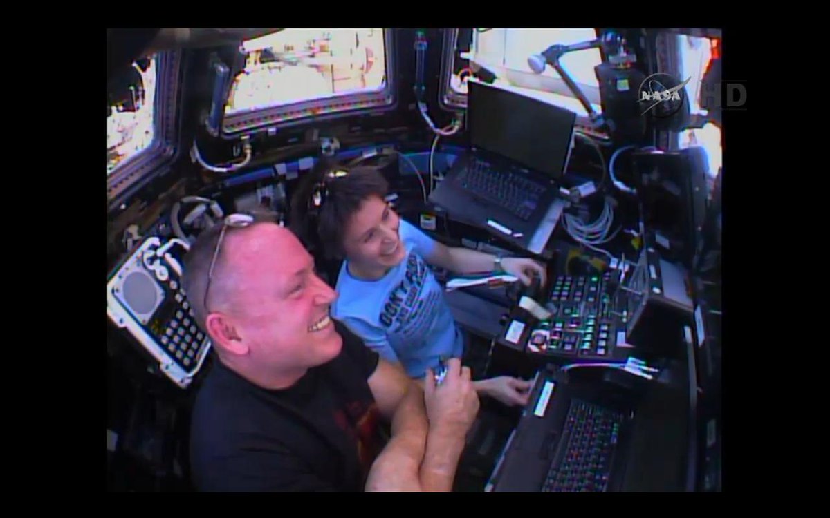 I_We_Gaia's tweet photo. Randy Bresnik, the CAPCOM in Houston congratulates #AstroButch & @AstroSamantha on the capture of #Spx5 #Dragon. http://t.co/F2UrjkQnj9