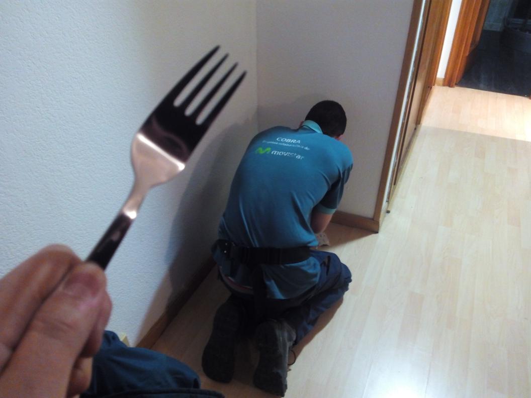 TiparracoSA's tweet photo. He secuestrado a un técnico vuestro @movistar_es si no me llegan los 100 megas no responderé. http://t.co/9Z4e4r7GQE