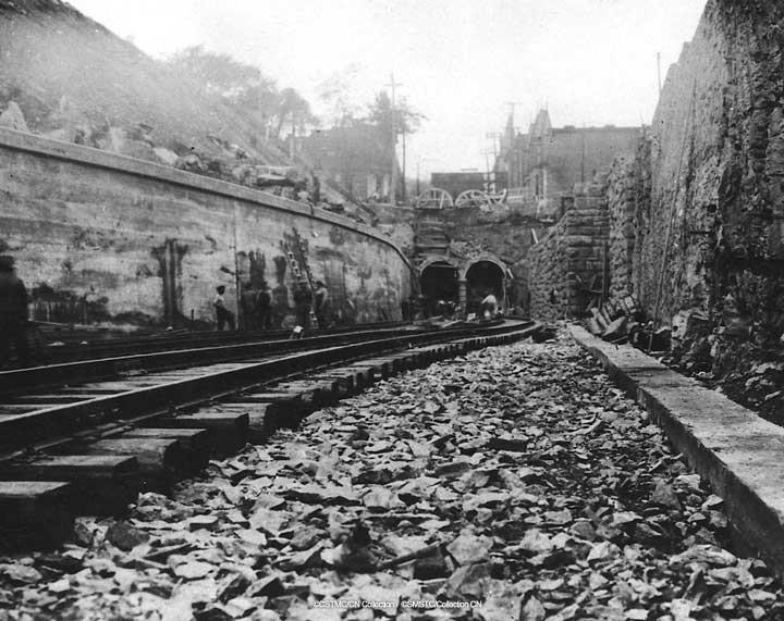 Philippe2307's tweet photo. 12 janvier 1917 Le perçage du tunnel ferroviaire du Mont-Royal est terminé http://t.co/oyd816N2ha http://t.co/UMCsUozfih