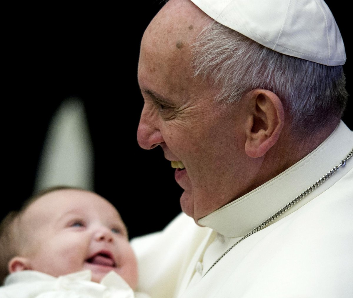 YahooLifeUK's tweet image. Breastfeeding in the Sistene Chapel approved by Pope Francis yhoo.it/1yZ1UV6 #breastfeeding