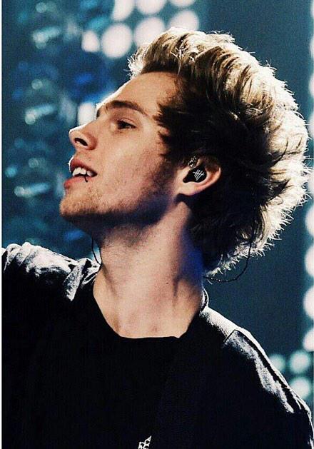 daydreamingkel's tweet photo. I love Luke Hemmings http://t.co/YL2BfxqPqB