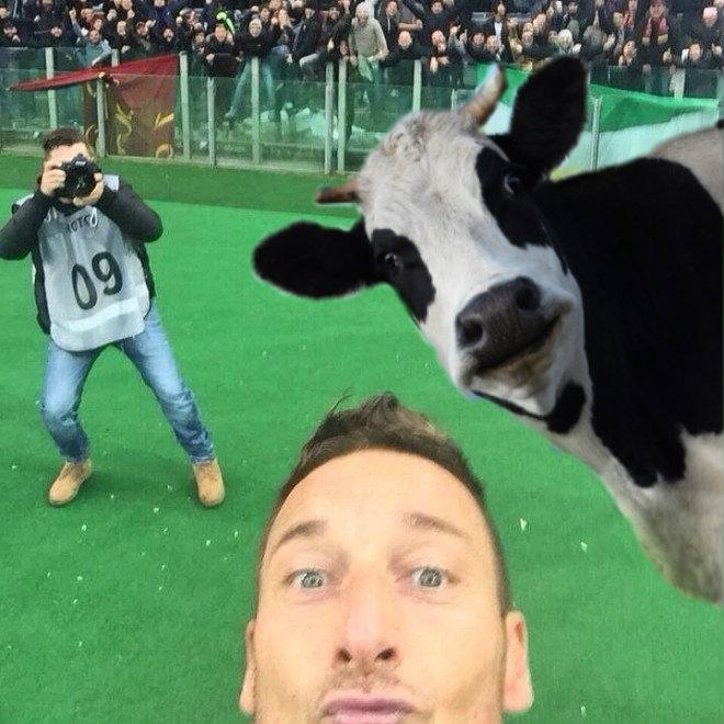 Lady_mu_'s tweet photo. #Diconoche c'ero anch'io @_TVMeme_ @OfficialASRoma #selfietotti #photobomb http://t.co/xRj5Sy4bSq