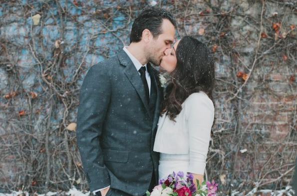 stylemepretty's tweet image. Chic doesn’t even begin to describe this NYC winter wedding: 
stylemepretty.com/new-york-weddi… 
Photo: Les Loups