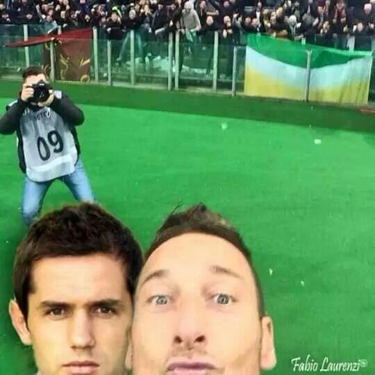 samsungwind2's tweet photo. @FrancescooTotti  Manno detto che non te stanno a pija per culo http://t.co/jkAW08Cg77
