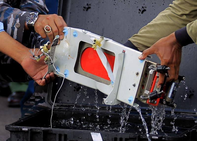 Revisan caja negra AirAsia