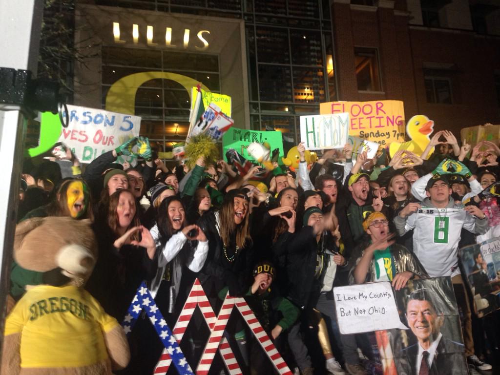 Early and liquid sunshine? Doesn't stop dedicated Ducks. Ready for <a href="/GMA/">Good Morning America</a> #GoDucks @WinTheDay