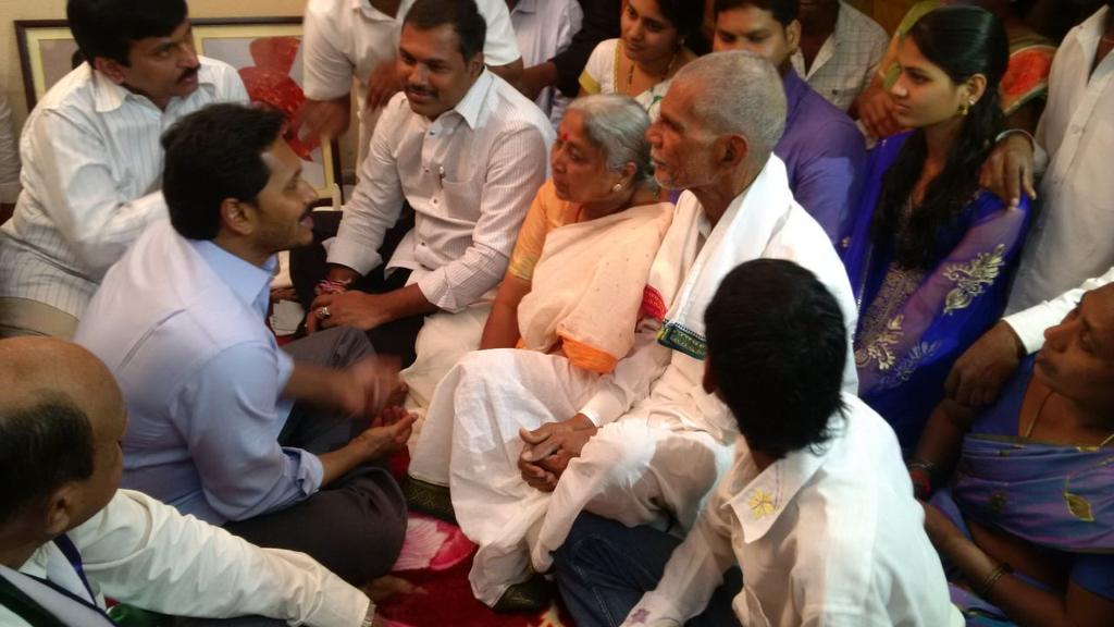 ysrcp_'s tweet photo. #YSJaganmohan Reddy consoling the family members of Late Sudhir Reddy in Hanamkonda. http://t.co/iVlIPkZyem