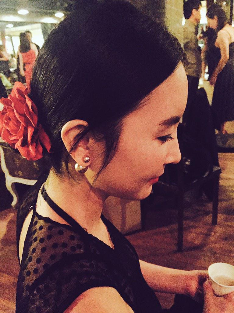 borasora's tweet photo. 일년에 한번 머리에 꽃 다는 날. 내년에도 이래 놀수 있을까 http://t.co/LEEnxUl59F